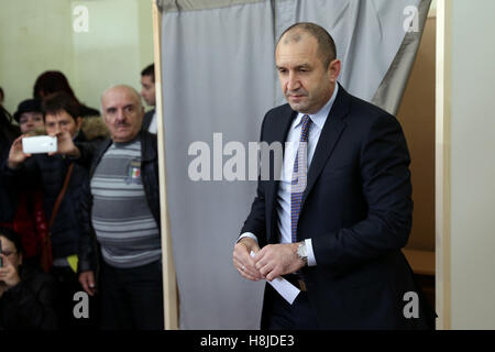 Sofia, Bulgarien - 13. November 2016: Präsidentschaftskandidat Pansen Radev wirft seine Stimme in einem Wahllokal in der zweiten Runde Stockfoto