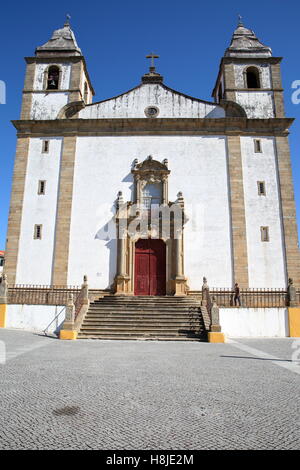 CASTELO DE VIDE, PORTUGAL: Am Eingang der Kirche von Santa Maria da Devesa Stockfoto