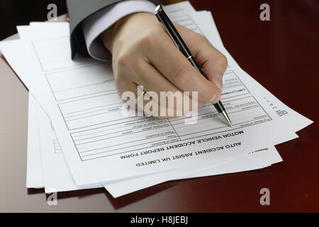 Hand-Signatur-Form-Autounfall Stockfoto