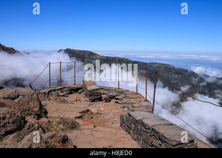 Niedrigen Niveau Wolken am Aussichtspunkt am Pico do Arieiro, Madeira Stockfoto