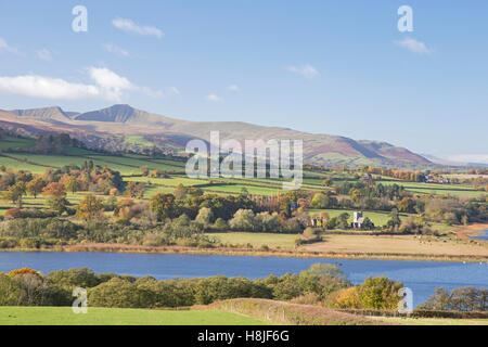 Llangorse See, "Llyn Syfaddon" und die fernen Pen y Fan im Herbst Licht des frühen Morgens, Brecon Beacons National Park, Wales, UK Stockfoto