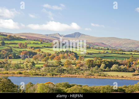 Llangorse See, "Llyn Syfaddon" und die fernen Pen y Fan im Herbst Licht des frühen Morgens, Brecon Beacons National Park, Wales, UK Stockfoto