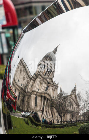 St Pauls reflektierten verzerrten Spiegel Stockfoto