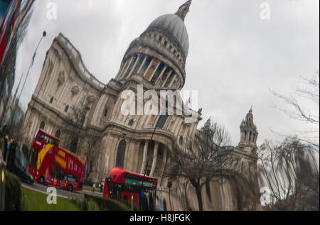 St Pauls reflektierten verzerrten Spiegel Stockfoto