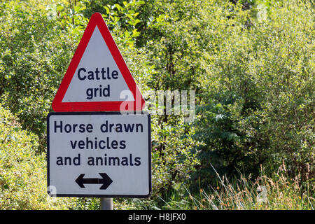 Schild Warnung Rasterdenken Vieh, Pferd gezogene Fahrzeuge und Tiere Richtung Stockfoto