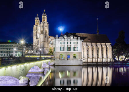 Blick auf das Grossmünster (Großmünster) Kirche und der Limmat in der Nacht, mit einem Weihnachtsbaum, in Zürich, Schweiz Stockfoto