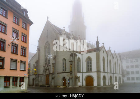 Blick auf die St. Laurenzen Kirche (St.-Lorenz-Kirche) an einem nebligen Tag in St. Gallen, Schweiz Stockfoto