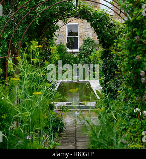 Die üppige Bepflanzung Schema Sommer Pergola Draht Dillon Garten Sandford Straße Dublin krautige Grenze Stauden Bogen clematis Stockfoto