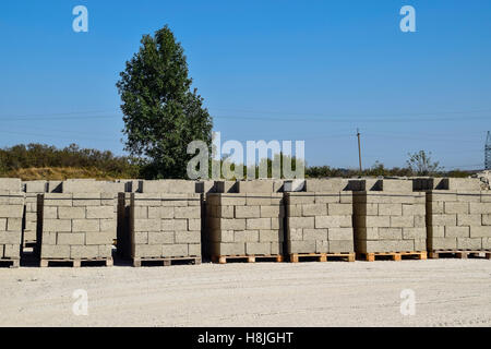 Betonblöcken, die in den Buchten liegen. Lagerung Betonklotz. Stockfoto