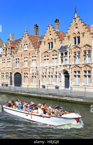 Touristenboot Kreuzfahrt entlang der Sint Annarei Kanal (1127) in Brügge, Belgien Stockfoto