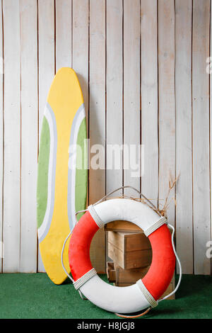 Surfbrett und Lebensader auf die Holzwand Hintergrund hautnah Stockfoto