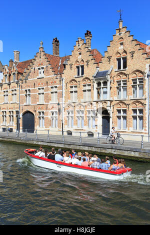 Touristenboot Kreuzfahrt entlang der Sint Annarei Kanal (1127) in Brügge, Belgien Stockfoto