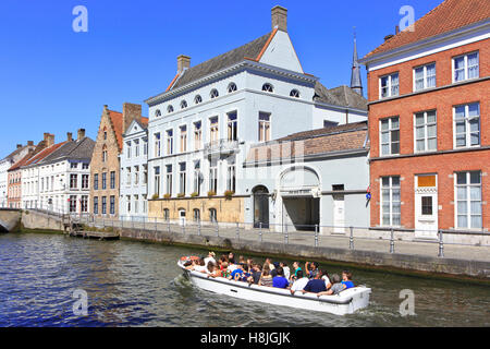 Touristenboot Kreuzfahrt entlang der Sint Annarei Kanal (1127) in Brügge, Belgien Stockfoto