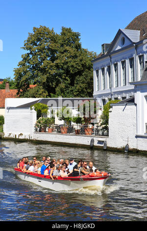 Touristenboot Kreuzfahrt entlang der Sint Annarei Kanal (1127) in Brügge, Belgien Stockfoto