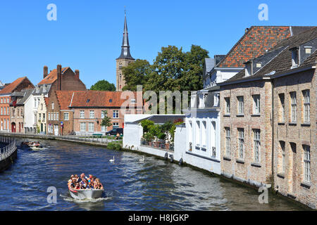 Ausflugsboote Kreuzfahrt entlang der Sint Annarei Kanal (1127) in Brügge, Belgien Stockfoto