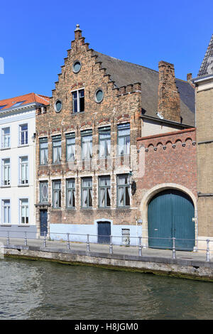 Brauerei der Hirsche (Den Hert) gründete im Jahre 1675 entlang des Kanals Sint Annarei (1127) in Brügge, Belgien Stockfoto