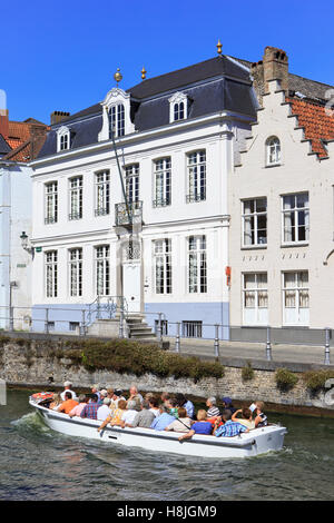 Touristenboot Kreuzfahrt entlang der Sint Annarei Kanal (1127) in Brügge, Belgien Stockfoto