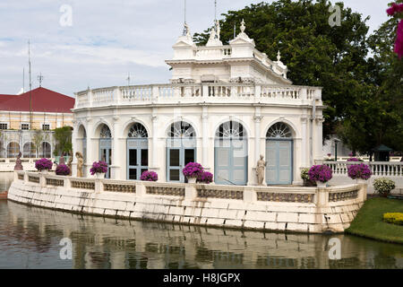 Das Devaraj-Kunlai-Tor ist ein Halbkreis Gebäude vom König den Innenhof an der Bang Pa-in Palast Verbindung Zugriff auf verwendet, Stockfoto