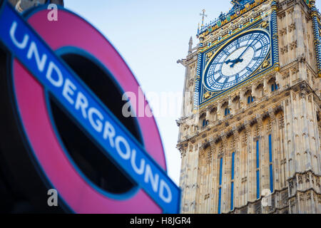 Big Ben und Underground-Symbol. London, England, Vereinigtes Königreich, Europa. Stockfoto