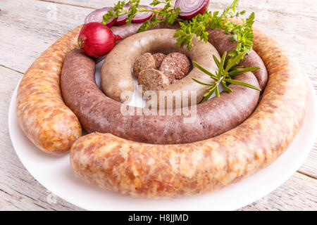 Blutwurst, Würstchen und weißer Pudding auf Platte Stockfoto