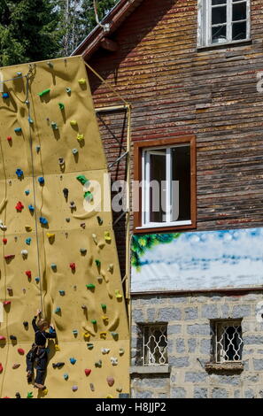 Kleiner Junge an der Kletterwand in der Nähe von Hija oder Rest-Haus Aleko, Tscherni vrach oder schwarze Peak, Vitosha Berg, Bulgarien Stockfoto