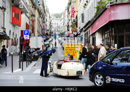 Rue des Martyrs wandte sich in der Fußgängerzone Straße am Sonntag, Paris 18 th, Frankreich Stockfoto