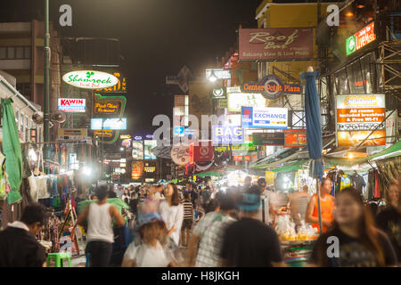 BANGKOK - 20. Oktober 2016: Food Ständen, Bars und Souvenirläden säumen Khao San Road am 20. Oktober 2016 in Bangkok Stockfoto