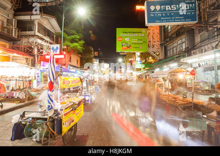 BANGKOK - 20. Oktober 2016: Food Ständen, Bars und Souvenirläden säumen Khao San Road am 20. Oktober 2016 in Bangkok Stockfoto