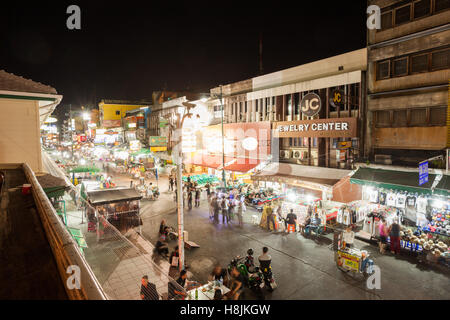 BANGKOK - 20. Oktober 2016: Schmuck-Geschäfte, Bars und Souvenirläden säumen Khao San Road am 20. Oktober 2016 in Bangkok Stockfoto