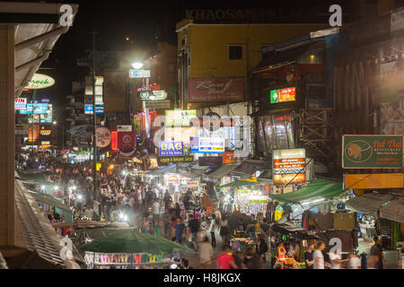 BANGKOK - 20. Oktober 2016: Schmuck-Geschäfte, Bars und Souvenirläden säumen Khao San Road am 20. Oktober 2016 in Bangkok Stockfoto