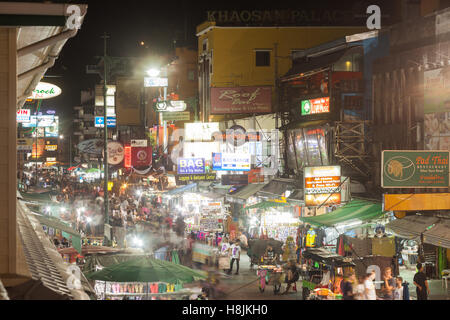 BANGKOK - 20. Oktober 2016: Schmuck-Geschäfte, Bars und Souvenirläden säumen Khao San Road am 20. Oktober 2016 in Bangkok Stockfoto