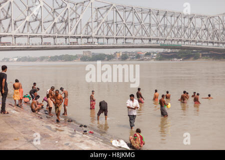 KOLKATA, INDIEN - 22 Okt 2016: die Menschen in den Hooghly River in der Nähe von Howrah Bridge Baden am 22. Oktober 2016 in Kolkata (Kalkutta), In Stockfoto