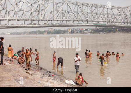 KOLKATA, INDIEN - 22 Okt 2016: die Menschen in den Hooghly River in der Nähe von Howrah Bridge Baden am 22. Oktober 2016 in Kolkata (Kalkutta), In Stockfoto