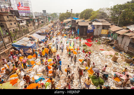 KOLKATA, INDIEN - 22 Okt 2016: Verkäufer und Käufer Masse die Mallick Ghat Blumenmarkt am 22. Oktober 2016 in Kolkata (Kalkutta), Stockfoto