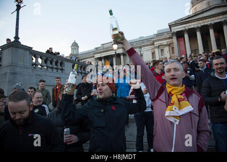 Schottland-Fans in fröhliche Stimmung trinken und singen gemeinsam in Trafalgar Square vor ihr Fußballspiel, England Vs Schottland, WM-Qualifikation-Gruppe Bühne am 11. November 2016 in London, Vereinigtes Königreich. Home International Rivalität zwischen ihren jeweiligen Nationalmannschaften ist die älteste internationale Leuchte der Welt, im Jahre 1872 zum ersten Mal gespielt. Stockfoto