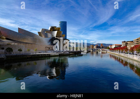 Das Guggenheim Museum in Bilbao im Herbst mit blauem Himmel neben dem Fluss Nervion Stockfoto