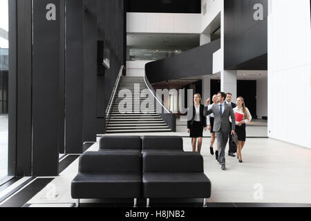 Junge Menschen Unternehmensgruppe Wandern in lobby Stockfoto