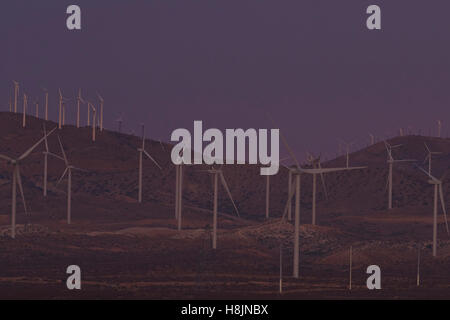 Windpark am Osthang der Tehachapi Mountains, Mojave, Kalifornien. Stockfoto