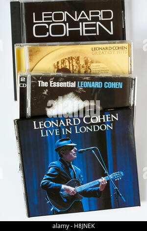 Auswahl an Leonard Cohen CDs Compact Discs - Live in London, I'm Your man, The Essential and Greatest Hits auf weißem Hintergrund Stockfoto