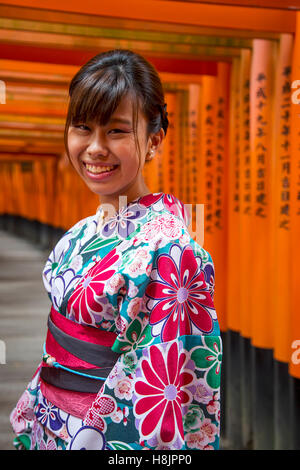 Nicht identifizierte Frau am Gehweg in Fushimi Inari Schrein in Kyoto, Japan. Stockfoto