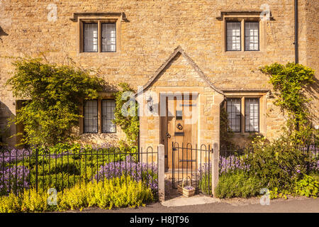 Typisches Cotswolds Steinhaus in Lower Slaughter. Stockfoto