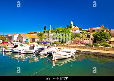 Stadt von Kali türkisfarbenen Wasser, Insel Ugljan, Kroatien Stockfoto