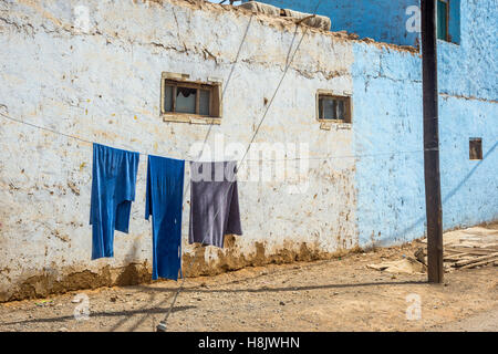 Blaue Wäsche trocknen draußen auf dem Seil, Turpan, Xinjiang China Stockfoto