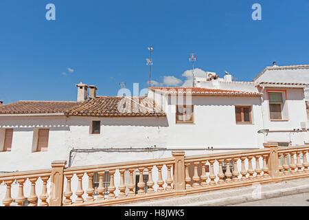 Zeile der Terrasse Stil Häuser mit spanischen Terrakotta Dach Fliesen gebaut auf abschüssigen Straße in spanisches Dorf Stockfoto