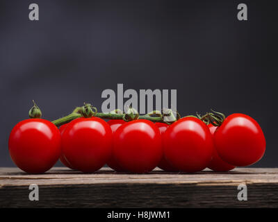 Frische Kirschtomaten auf ein alter Tisch Stockfoto