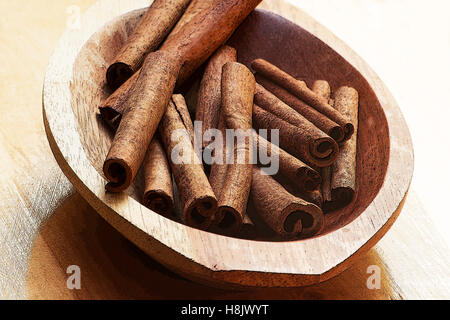 Zimt (Cinnamomum Verum) steckt in einer Holzschale Stockfoto