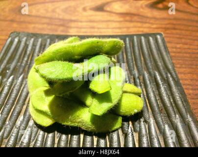 Edamame Closeup, japanische Sojabohnen auf einem Teller Stockfoto