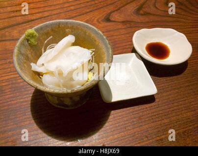 Scheiben von japanischen Octopus in einer Schüssel mit Salz und Sojasauce serviert Stockfoto