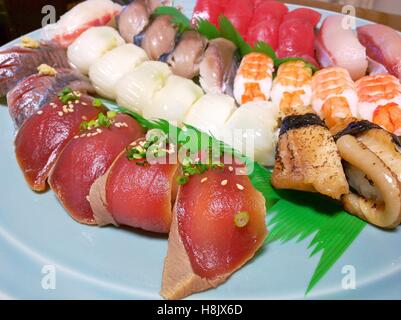 Sushi Sortiment Closeup auf einem Teller, verschiedene Arten Stockfoto