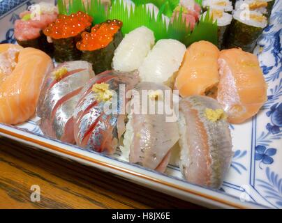 Sushi Sortiment Closeup auf einem Teller, verschiedene Arten Stockfoto